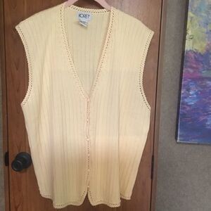 NWOT. KORET Brand Women’s size 1X Pale Yellow Sweater Vest With Faux Mini Pearls